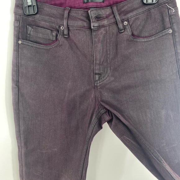 Aqua NWOT Bloomingdale's High Rise Coated Jackie Skinny Jeans Burgundy 27 New - Picture 5 of 9